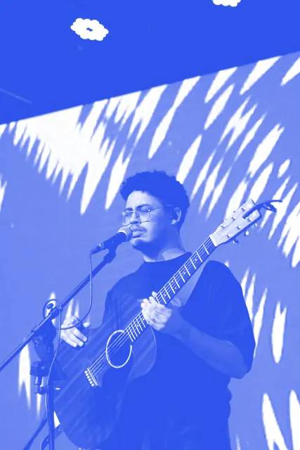 Ministro de louvor com violão