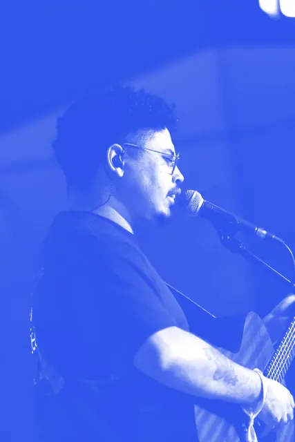 Ministro de louvor cantando